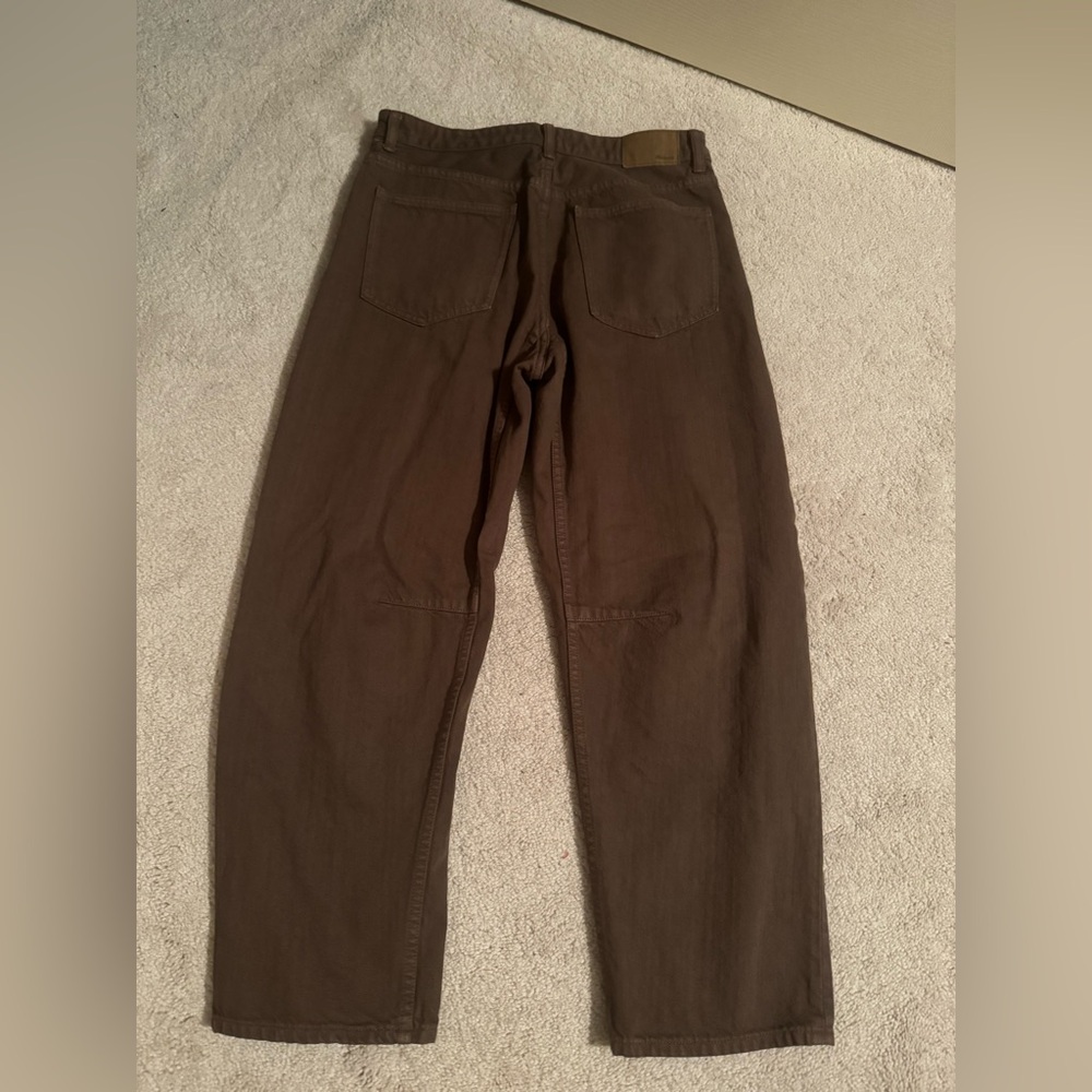 Madewell The Darted Barrel Leg Jean in Driftwood Brown